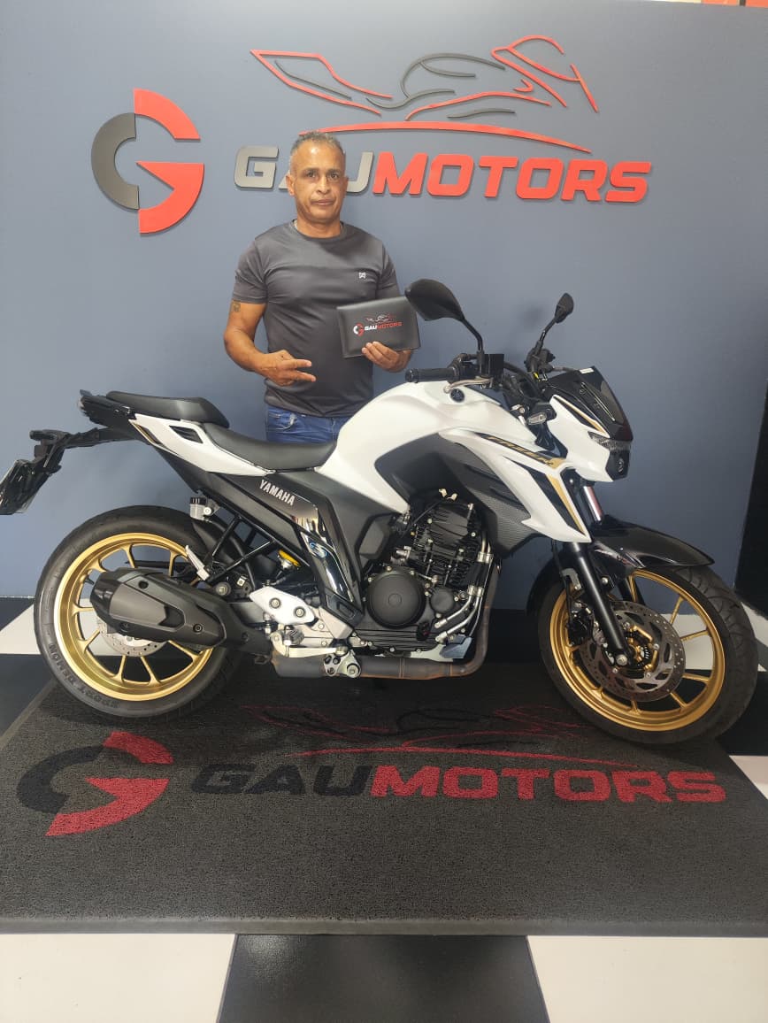 Cliente da GauMotors recebendo sua Yamaha Fazer 250 na loja em Sorocaba-SP